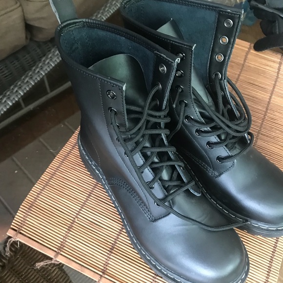 Sketchers memory boots. - Picture 1 of 6